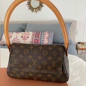 Louis Vuitton Mini Looping bag - Perfect condition. Worn twice.